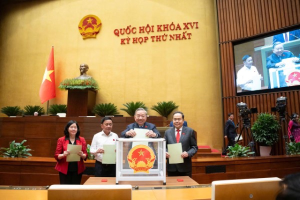 Chủ tịch Quốc hội Trần Thanh Mẫn ký ban hành Nghị quyết về nhân sự